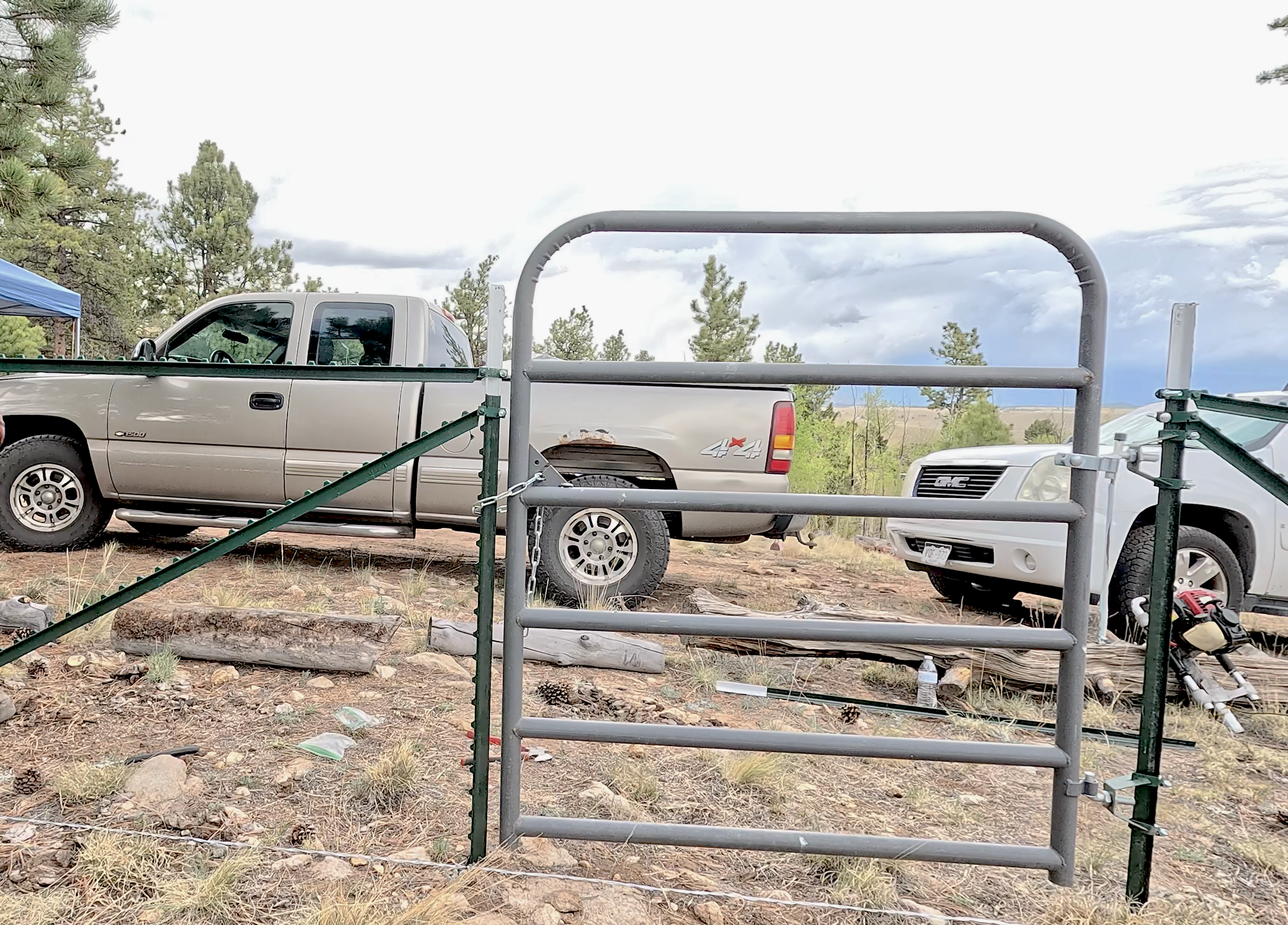 Load video: How To Install a Gate on a T Post